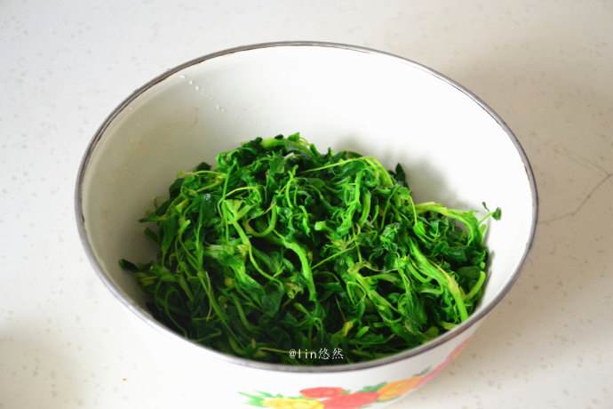 凉拌苜蓿芽