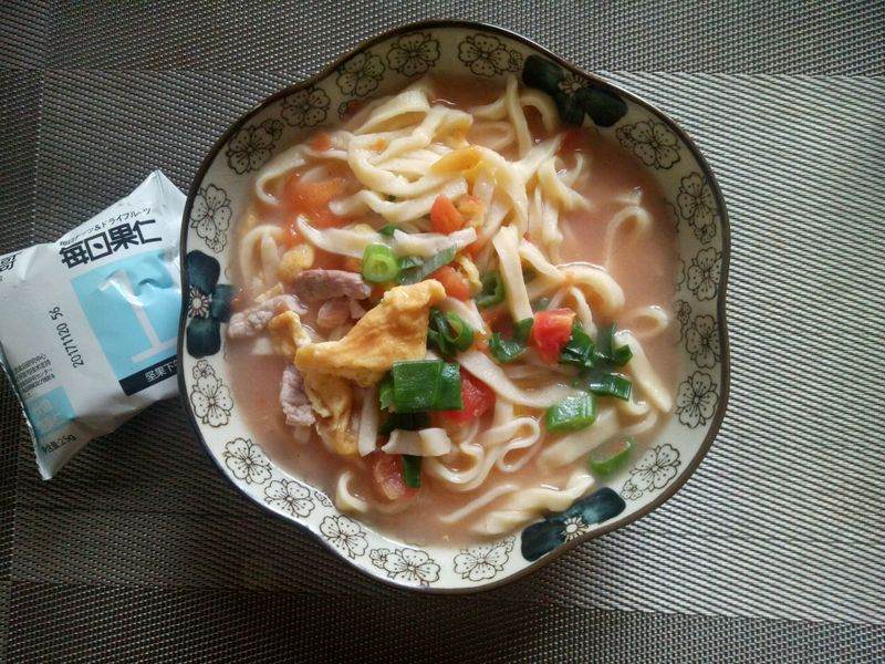 鸡蛋西红柿肉丝手擀面