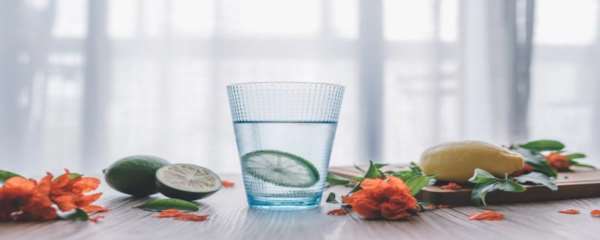暖水泡柠檬片会破坏维生素吗 柠檬和梨子可以一起煮水喝吗