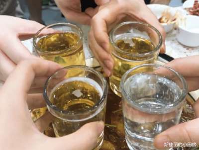 1瓶白酒约等于8瓶啤酒！和别人拼酒时牢记2点，才不会上头插图