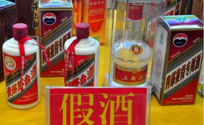 1瓶飞天倒酒缸，秒变50斤“茅台酒”！坑人的假茅台，你喝过几种插图2