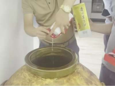 1瓶飞天倒酒缸，秒变50斤“茅台酒”！坑人的假茅台，你喝过几种插图