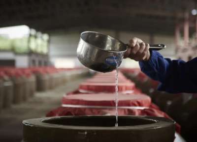 1瓶飞天倒酒缸，秒变50斤“茅台酒”！坑人的假茅台，你喝过几种插图14